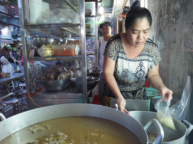 Quán cháo lòng ở đường Vạn Kiếp đã 36 tuổi nổi tiếng chỉ bán đúng giờ. Ảnh: LÊ HỒNG HẠNH.