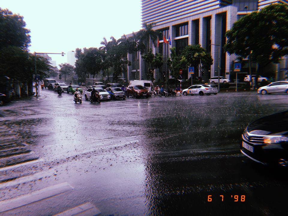 Mưa ở Ngã tư Huỳnh Thúc Kháng, Láng Hạ và Thái Hà. (Ảnh: Datcoi)