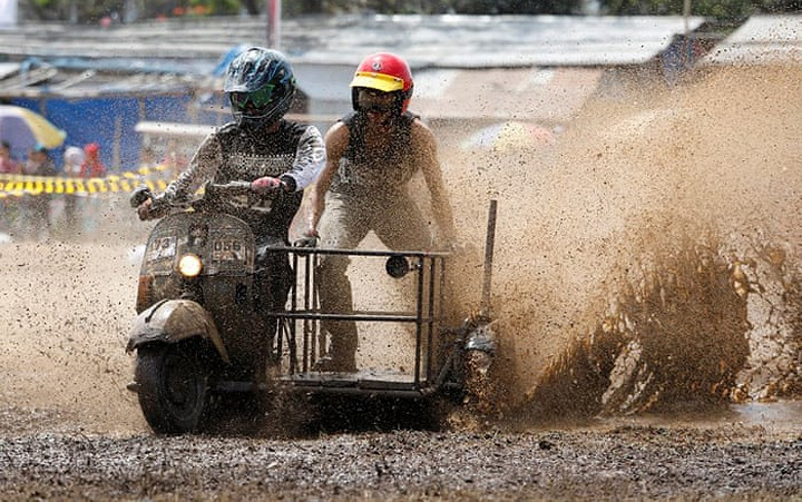Ở Indonesia còn nhiều lễ hội tương tự và tất cả đều coi trọng việc chọn ra chiếc xe có ngoại hình ấn tượng nhất, chạy nhanh nhất trên đường đua đầy bùn đất.