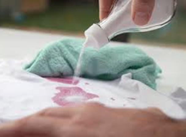 Muối và nước soda là giải pháp lành tính (không dùng hóa chất) đối với những vết ố do thức ăn, đồ uống có màu.