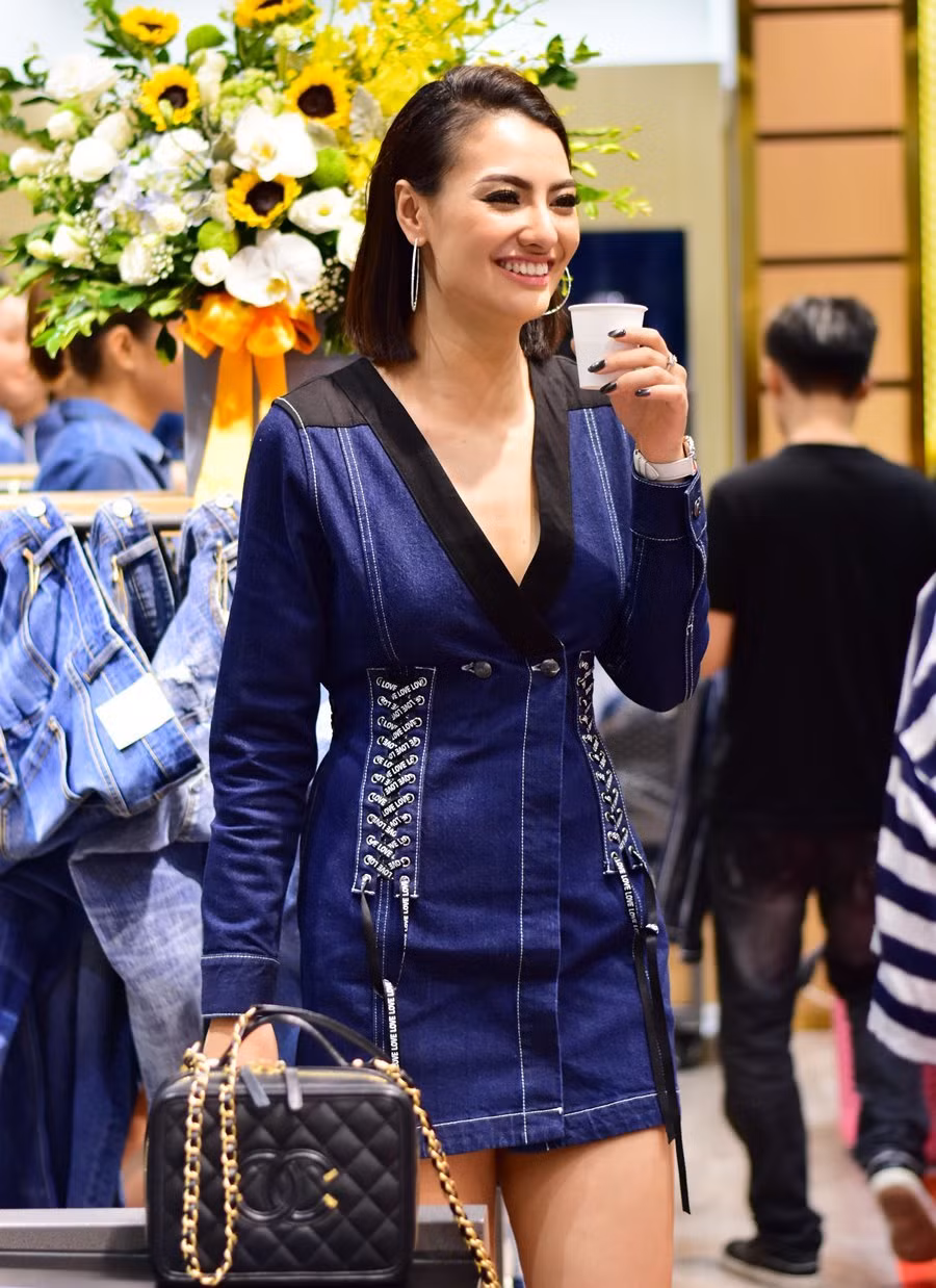 Vẻ ngoài rạng rỡ cùng thân hình siêu mẫu của Hồng Quế trở thành tâm điểm trong sự kiện.