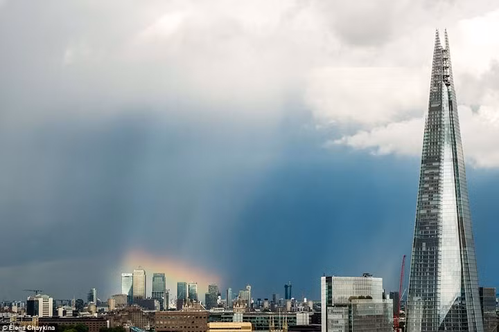Ánh sáng diệu kỳ ở đường chân trời. Bức ảnh của tác giả Elena Chaykina chụp ở London, Anh./.