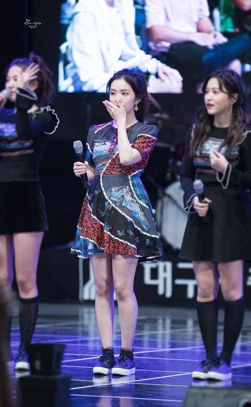 Bộ váy này không xấu đến mức thảm họa, nhưng chắc chắn không thể làm Irene tỏa sáng trên sân khấu được. Từ màu sắc đến kiểu dáng, hoa văn đều dìm hàng trưởng nhóm Red Velvet đi khá nhiều.