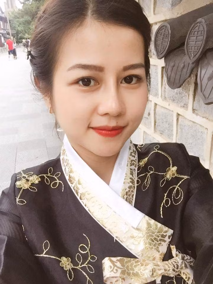 "Đến trường mà không biết có khi lại tưởng cô là nữ sinh thanh lịch hay hoa khôi của trường xong crush luôn ấy chứ, cô quá trẻ và xinh đẹp luôn" - Facebook T.H bình luận. (Ảnh: FBNV)
