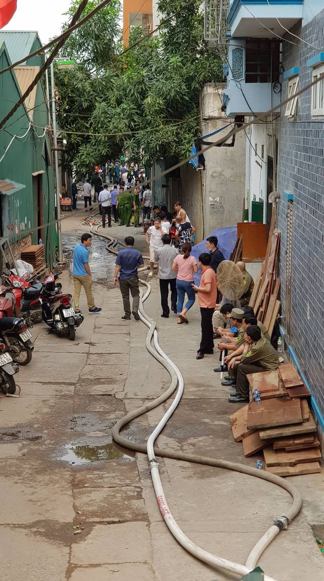 Lực lượng cứu hỏa tiếp tục phun nước làm mát, rà soát, tìm kiếm người mắc kẹt; đồng thời khám nghiệm hiện trường vụ cháy.