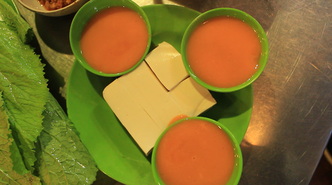 Chao dùng để chấm thịt bò cũng khá lạ, tuy nhiên vị lại nhạt hơn so với những quán lẩu bò khác. ẢNH: LƯU TRÂN.