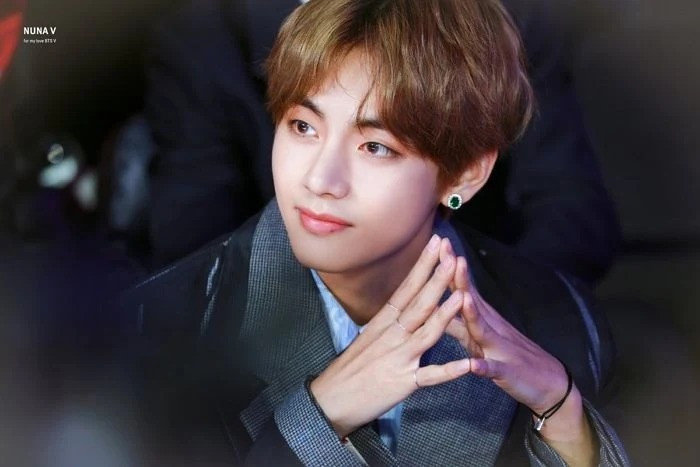 Đâu phải bỗng dưng mà V (BTS) từng được bình chọn là chàng trai có gương mặt đẹp nhất thế giới và là một trong những nam idol đẹp trai nhất hiện nay.