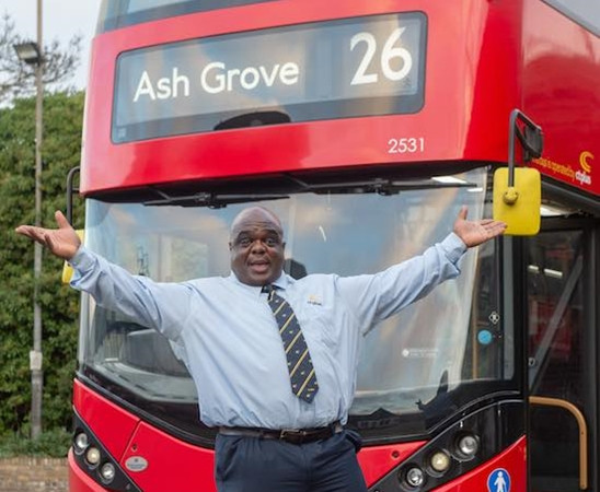 Bác Pat Lawson bên chiếc xe bus yêu quý.