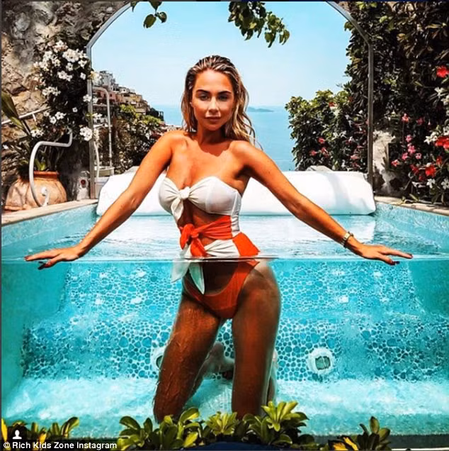 Một tiểu thư chụp hình tại bể bơi sang trọng ở Positano, Ý. Mạng xã hội luôn là nơi các thành viên trong hội đọ độ chịu chơi.