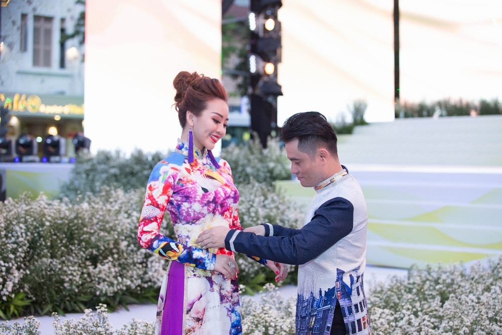 NTK chăm chút cho từng tà áo dài trước giờ diễn. NTK chăm chút cho từng tà áo dài trước giờ diễn.