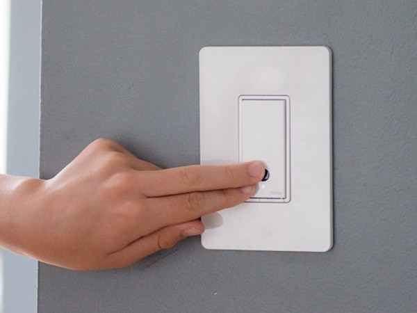 Lau sạch công tắc đèn là việc rất dễ và nhanh, mà lại giúp giữ vệ sinh cho gia đình.