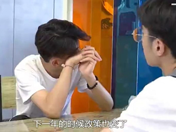 Thí sinh suy sụp khi bỏ lỡ kì thi gaokao ở Trung Quốc.