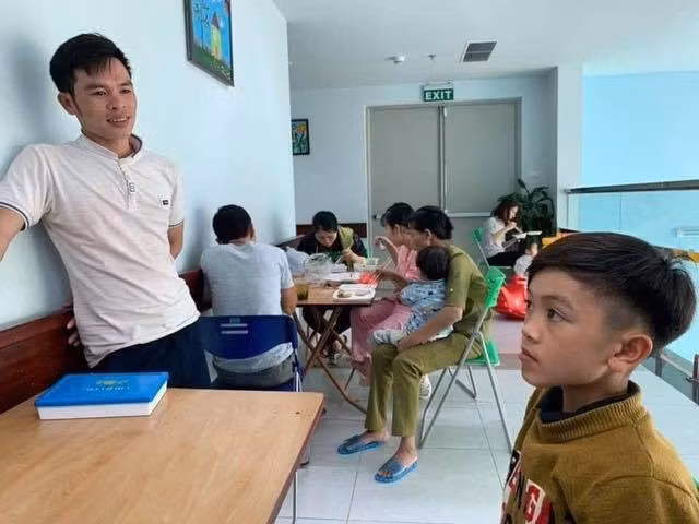 Do xe đạp của Chiến không có phanh nên cứ mỗi lần xuống dốc, em phải dùng chân để hãm phanh.