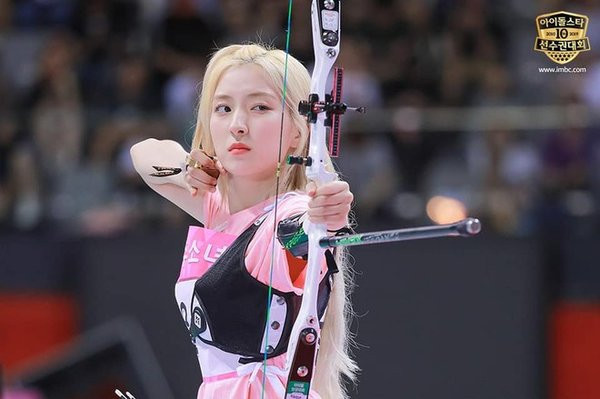 Tuy chưa tạo ra khoảnh khắc thần thánh như Tzuyu hay Irene nhưng Eun Seo cũng vẫn nổi bật trên sân thi đấu.