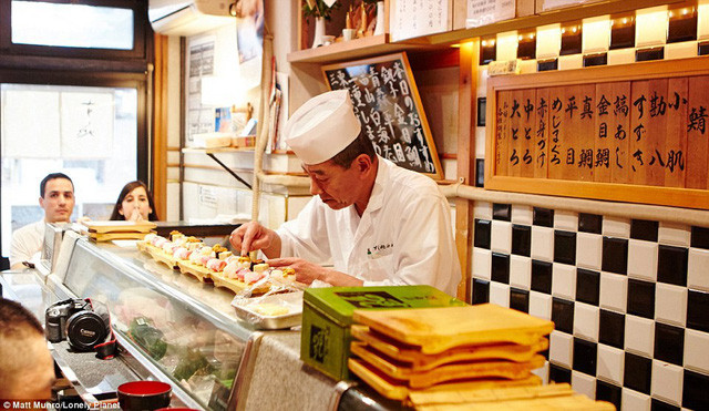 Du khách được khuyên nên dùng sushi trong quán nhỏ kiểu truyền thống ở Tokyo (Nhật Bản). Đây là trải nghiệm đứng trong top 3.