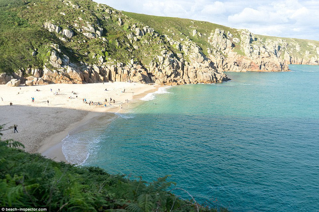 Bãi biển Porthcurno ở Cornwall ở phía tây nam nước Anh, bao quanh bởi cát trắng, những tảng đá hùng vĩ và cây xanh tươi tốt.