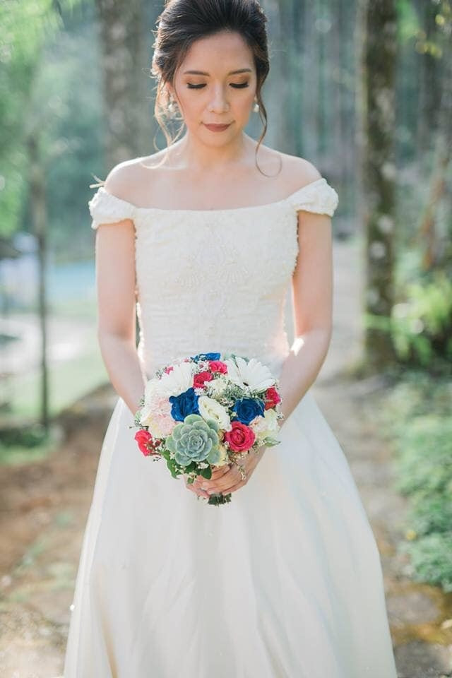 Cô dâu lộng lẫy trong chiếc váy cưới trắng tinh khôi.