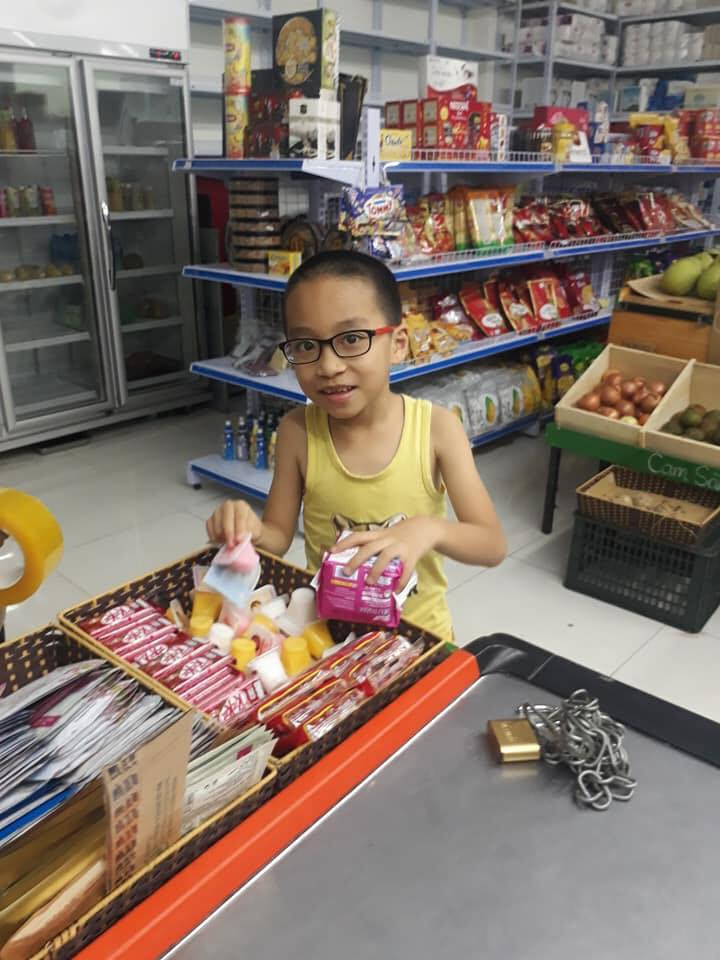 Cậu bé và món quà đặc biệt tặng mẹ trên tay.