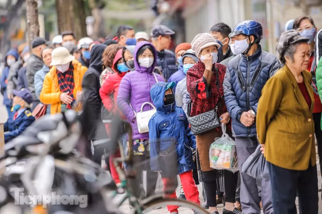 Càng về trưa, lượng người đến chờ mua càng đông.