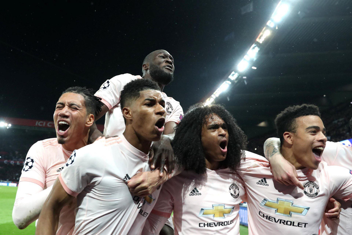 Tinh thần bất khuất không bao giờ lùi bước đã giúp Man United "rũ bùn, đứng dậy, sáng loà" giữa thành Paris. Tinh thần bất khuất không bao giờ lùi bước đã giúp Man United "rũ bùn, đứng dậy, sáng loà" giữa thành Paris.