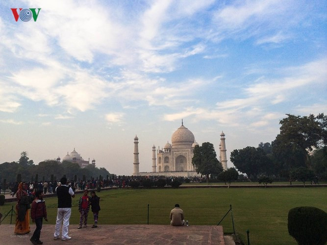 Khu lăng mộ và vườn xung quanh nằm giữa trung tâm của ngôi đền. Khu lăng mộ được xây hoàn toàn bằng đá cẩm thạch trắng của vùng Rajasthan, tượng trưng cho sự tinh khiết cao quý của hoàng hậu Mumtaz Mahal.