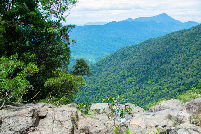 Trên đỉnh thác Đỗ Quyên cao 300 mét. Nhìn ra phía xa sẽ thấy đỉnh núi Mang ở xa nhất, cao nhất vùng với độ cao 1.712 mét so với mực nước biển