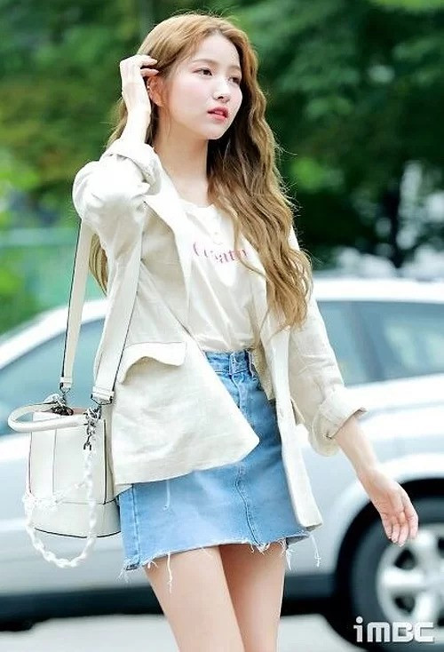 Blazer chất liệu linen được nhiều cô gái yêu thích năm nay vì vừa mỏng nhẹ hợp thời tiết se lạnh, vừa dễ kết hợp đồ. Sowon (GFriend) diện blazer cùng chân váy jeans.
