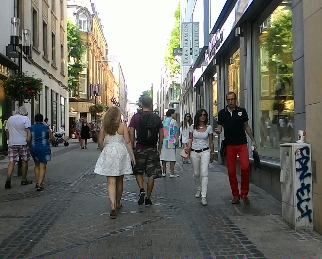 Các cặp đôi thong dong dạo bước trên phố