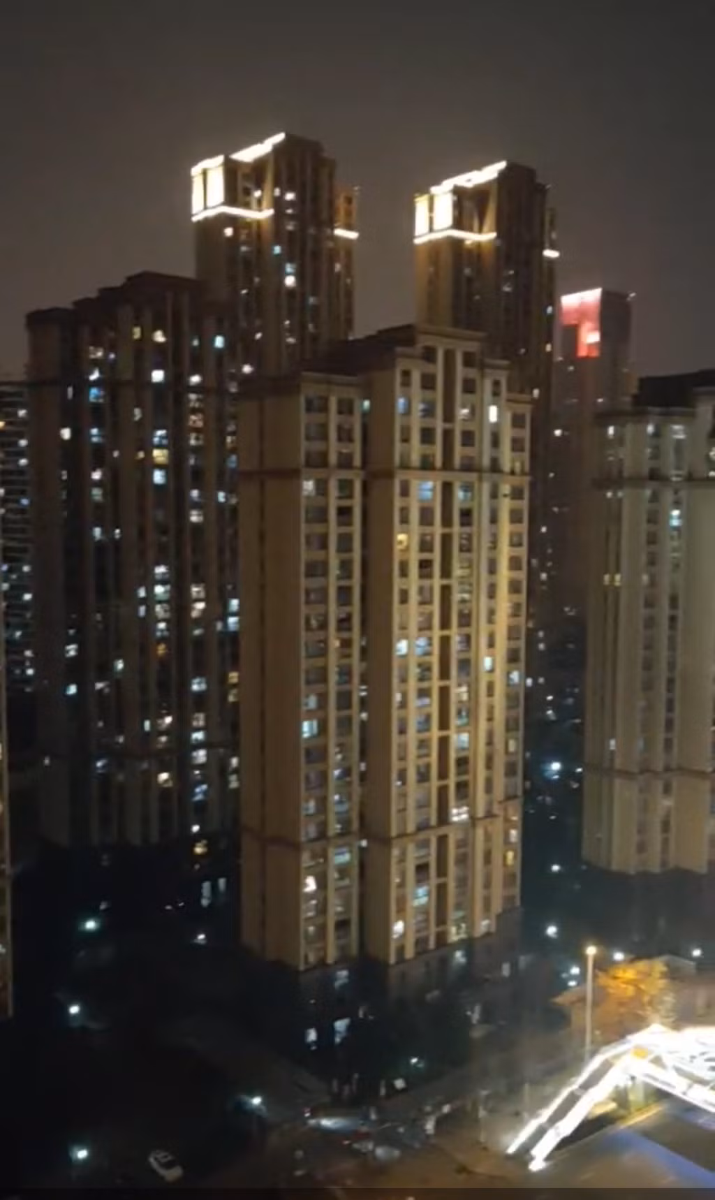 Trong video mà Hiển chia sẻ từ mạng xã hội, người dân một số tòa nhà Vũ Hán hô vang “Jiāyóu” cổ vũ tinh thần các tòa nhà bên cạnh. “Jiāyóu” có thể tạm dịch là “mạnh mẽ lên”.