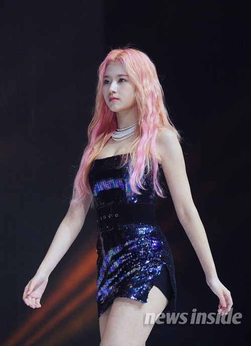 Sana đẹp tựa nữ thần với mái tóc hồng. Cô nàng cũng gây sốt trên các diễn đàn nhờ thân hình thanh mảnh không chút mỡ thừa. 