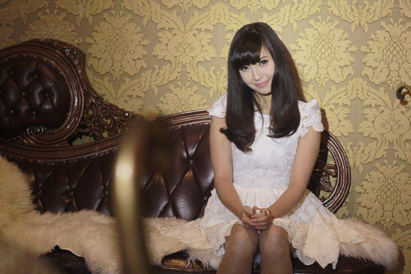 Có sự chăm chút ngoại hình cộng thêm việc thay đổi cách ăn mặc, trang điểm mỗi khi xuất hiện, Bích Phương dần nhận được sự quan tâm của khán giả.