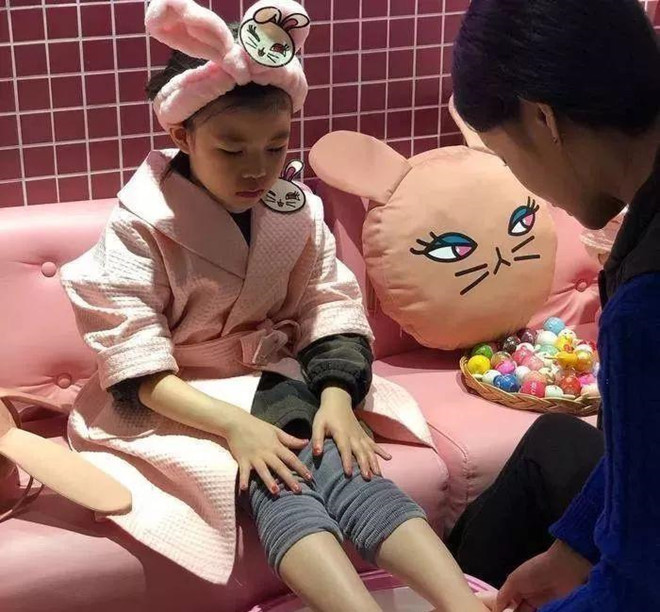 Tại đây, các bé sẽ được ngâm, massage chân, tay và đắp mặt nạ, không khác gì một người lớn đi làm đẹp.