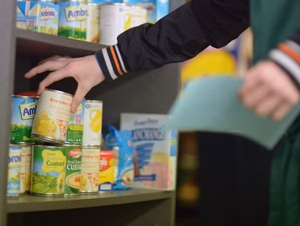 Việc quyên góp thức ăn để giúp đỡ những người khó khăn vào mùa đông là rất quan trọng.