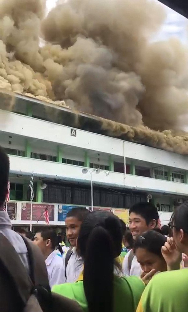 Ngọn lửa đám cháy tại trường Smk ST Michael bốc cao nghi ngút.