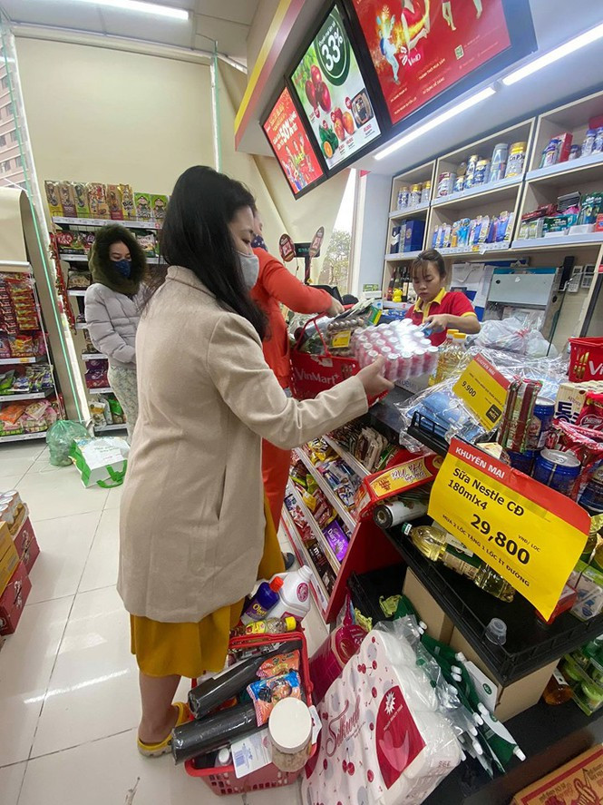 Một số cửa hàng thuộc hệ thống VinMart sáng nay, cũng đón khách từ rất sớm.