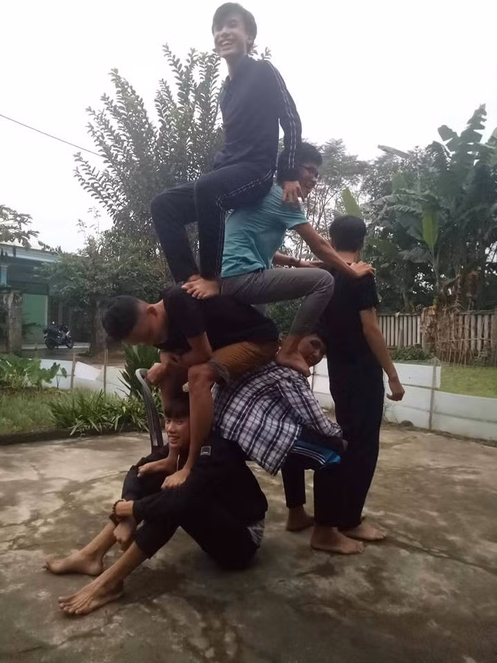 Ngay lập tức hội bạn thân đã có màn chụp ảnh siêu đẳng. (Ảnh: Nguyễn Hưng)