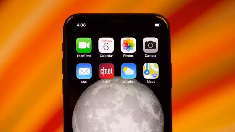 Apple tối giảm viền màn hình, thay màn hình LCD thành màn hình OLED đồng thời loại bỏ hoàn toàn nút Home trên iPhone mới. Không còn TouchID, iPhone X mang tính năng nhận diện khuôn mặt 3D FaceID tới cho người dùng.