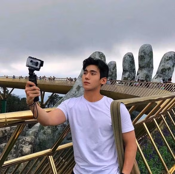 Chỉ với bức hình check-in Đà Nẵng mà "nam thần" này đã khiến bao trái tim phải ngẩn ngơ! ảnh 1