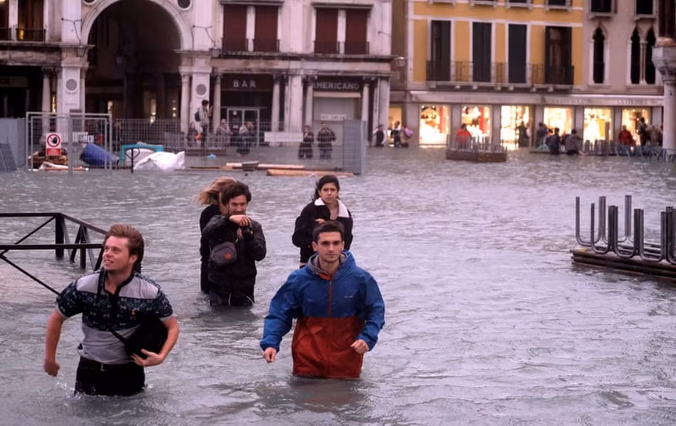 Nước ngập đến eo tại quảng trường nổi tiếng của Venice. Ảnh: REUTERS.