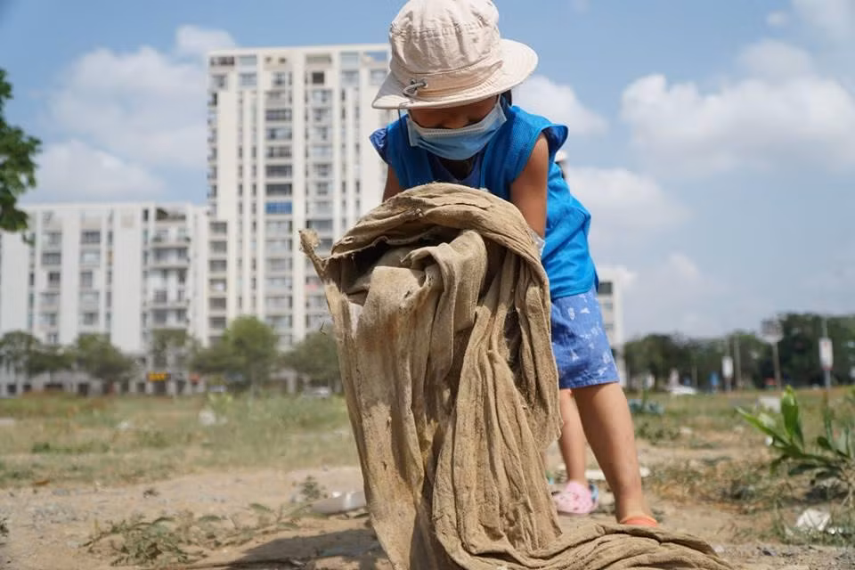 Nhiều bậc phụ huynh cho rằng để các em còn quá nhỏ đi dọn rác bẩn như thế này là không phù hợp.