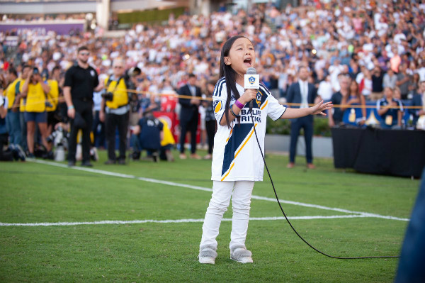 Biểu cảm thú vị của cô bé.