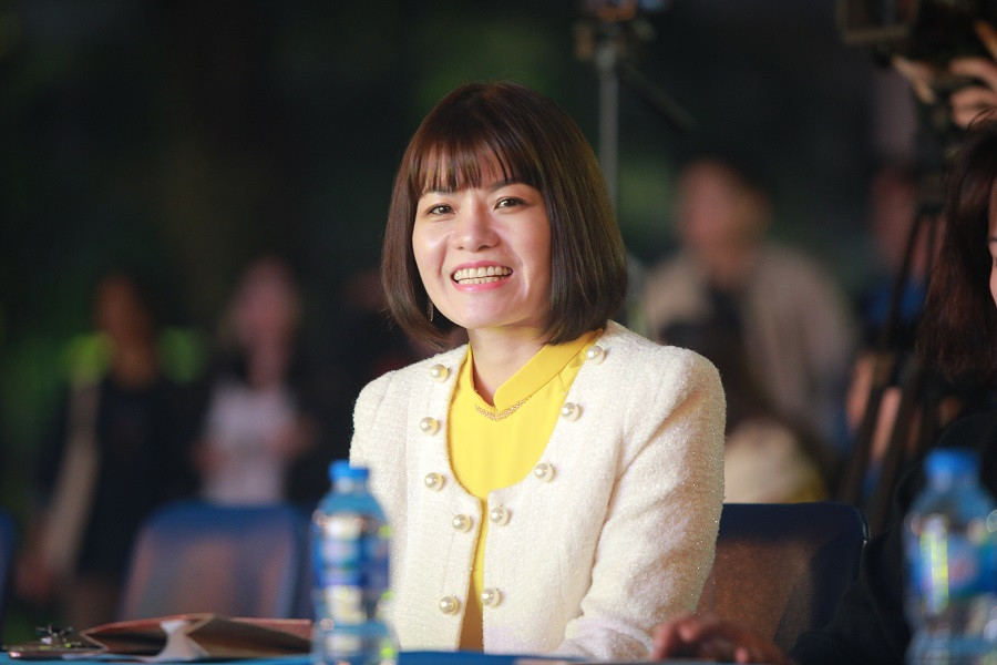 AMOY còn chào đón một "cư dân" đặc biệt mà teen Yên Hòa thích mê - cô Nguyễn Thị Nhiếp, Hiệu trưởng trường THPT Yên Hòa.