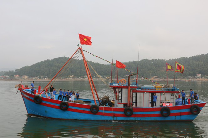 Những ngư dân trẻ sẵn sàng ra khơi bám biển.