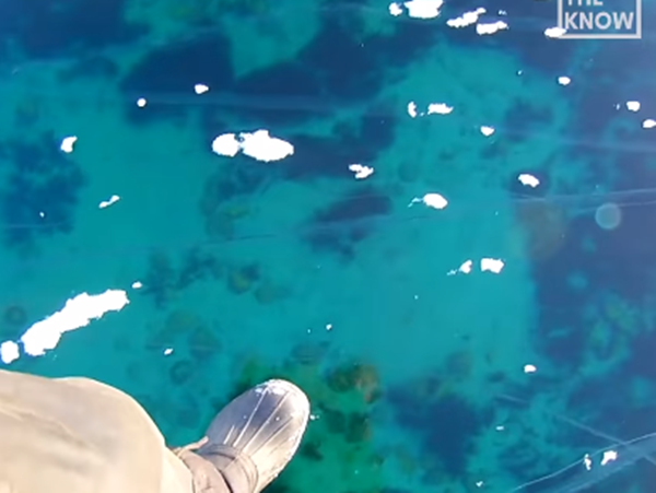 Sẽ là một trải nghiệm thú vị khi được đi bộ trên mặt hồ đóng băng.