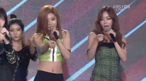 Có ai nhận ra cô nàng đứng phía sau phụ họa cho Girl's Day là Eunbi hiện tại không? Có ai nhận ra cô nàng đứng phía sau phụ họa cho Girl's Day là Eunbi hiện tại không?