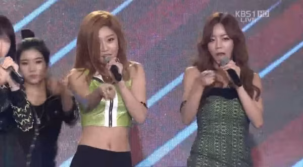 Có ai nhận ra cô nàng đứng phía sau phụ họa cho Girl's Day là Eunbi hiện tại không?