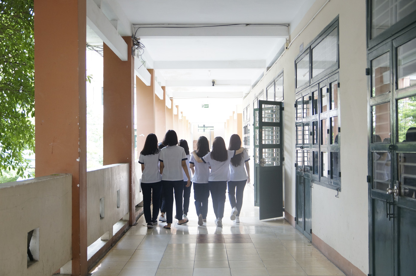 Dàn diễn viên đều là các cô cậu học sinh 12, MV được quay trong thời điểm mọi người chạy nước rút cho kì thi đại học. Khánh Nhi (nữ chính) chia sẻ: 