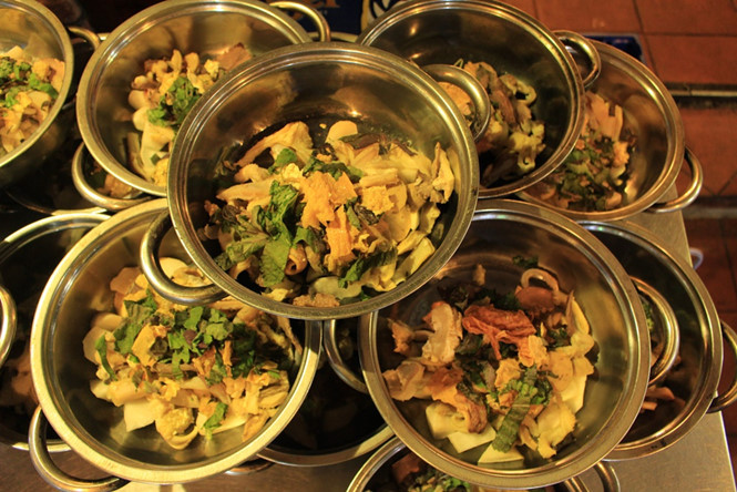 Trong nồi lẩu bò có rất nhiều lá xách, lá mía, gân, lòng bò, bò viên... ẢNH: LƯU TRÂN.