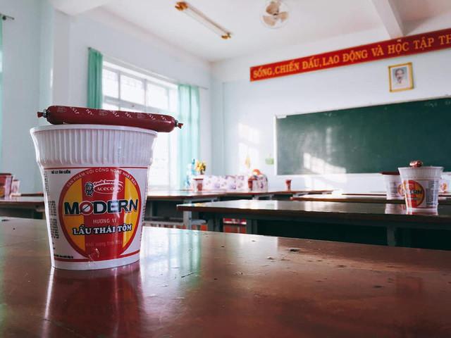 Những suất quà 20/10 gồm mì tôm và xúc xích. (Ảnh: Vũ Hà)