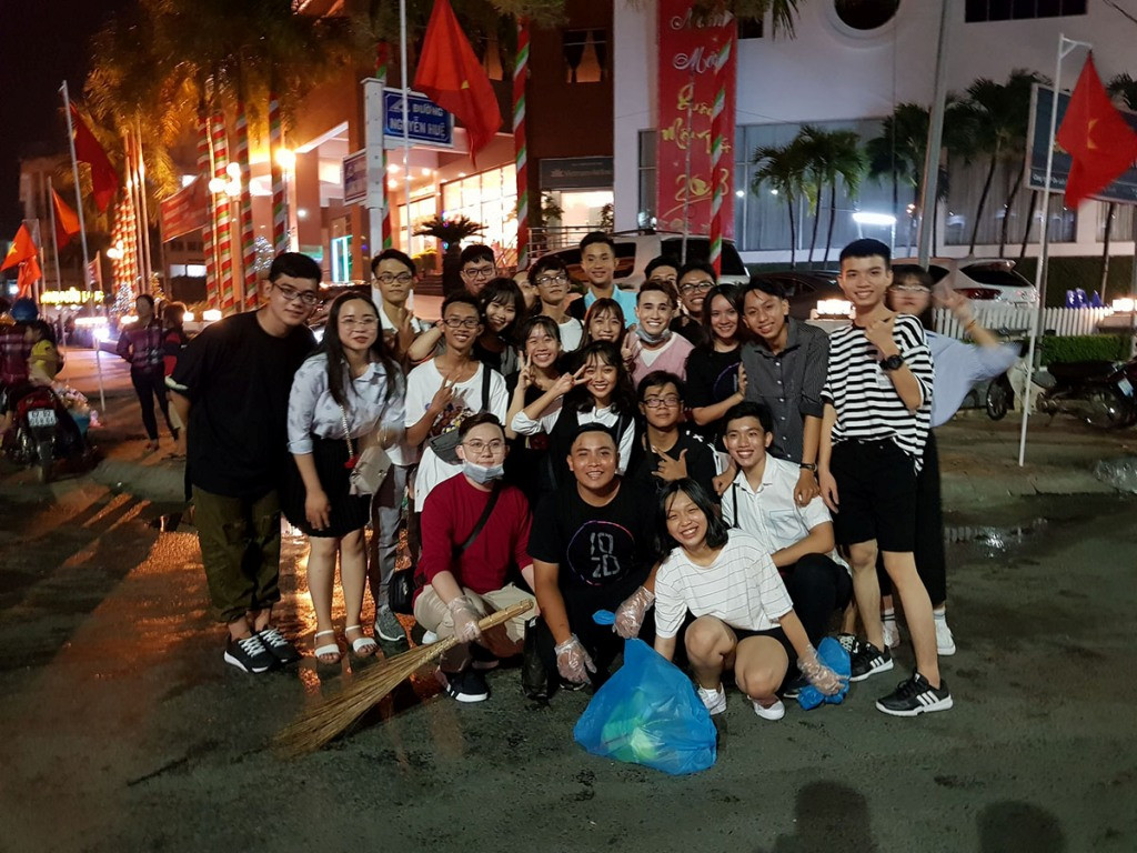 Huỳnh Lập cùng bạn bè và các fan xuống phố dọn rác hỗ trợ các cô chú công nhân vệ sinh dịp giáp Tết.